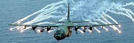 die MC-130 testet ihre Abwehrmaßnahmen.